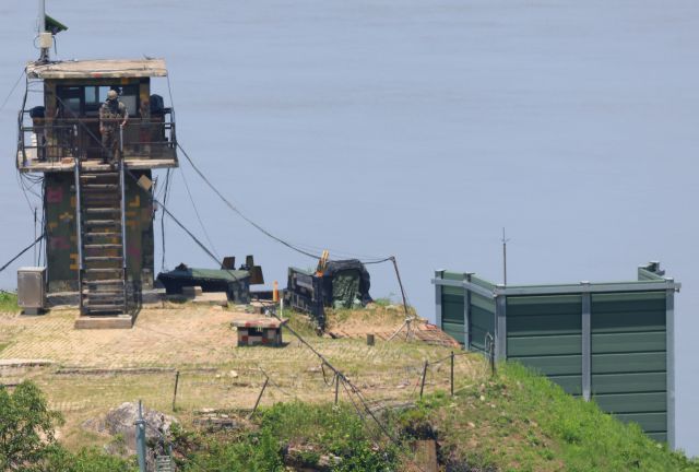 ▲ 경기도 파주 접경 지역에 대북 방송 확성기가 있었던 군사 시설물이 자리를 지키고 있다. ⓒ연합뉴스