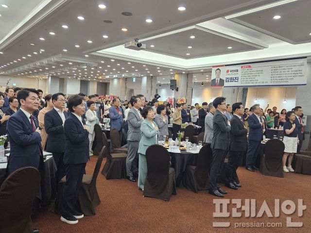 ▲11일 오후 광주 서구 홀리데이인 호텔에서 열린 김화진 국민의힘 전남도당위원장 취임식에서 참석자들이 국기에 대한 경례를 하고 있다.2025.08.11ⓒ프레시안(김보현)