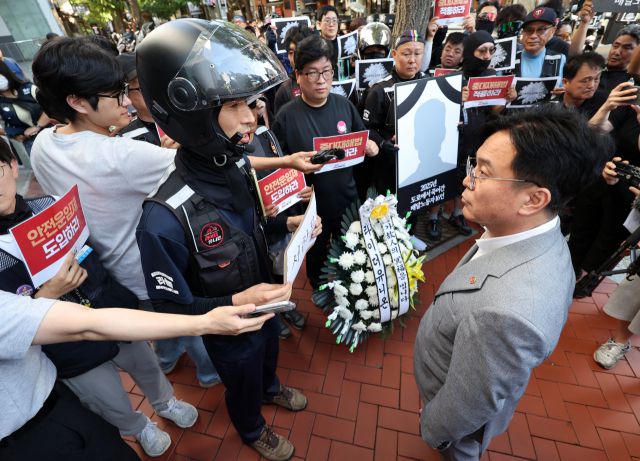 ▲12일 양경수 민주노총 위원장 면담을 위해 서울 중구 전국민주노동조합총연맹(민주노총)을 방문한 김영훈 고용노동부 장관이 라이더유니온 관계자로부터 서한서를 받고 있다. ⓒ연합뉴스