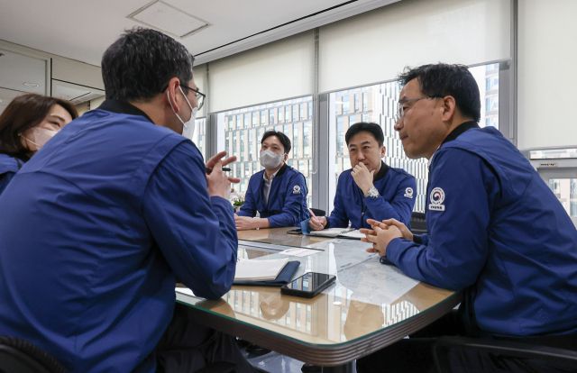 ▲ 회의 중인 근로감독관. ⓒ연합뉴스