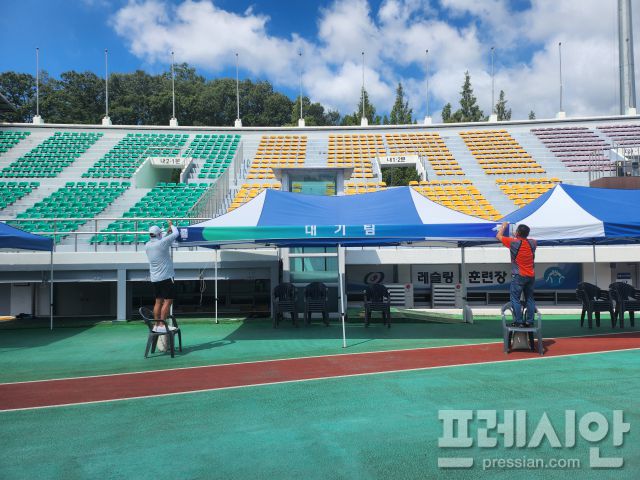 ▲경북·안동시축구협회의 임원 및 관계자들이 대회 준비를 위해 분주히 움직이고 있다. ⓒ 프레시안(김종우)