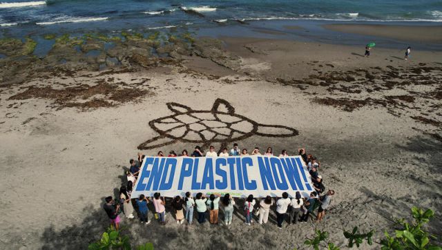 ▲그린피스 필리핀 활동가 등이 "지금 당장 플라스틱을 끝내라(END PLASTIC NOW)"라는 메시지가 담긴 대형 현수막을 펼쳤다.ⓒ그린피스
