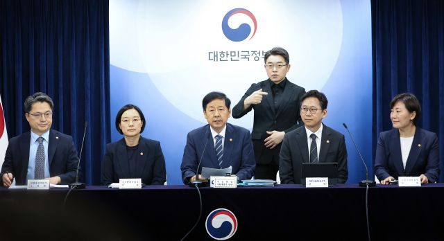 ▲구윤철 경제부총리 겸 기획재정부 장관이 22일 정부서울청사에서 열린 새정부 경제성장전략 관계부처 합동 브리핑에서 발언하고 있다. 왼쪽부터 문신학 산업통상자원부 1차관, 한성숙 중소벤처기업부 장관, 구 부총리, 배경훈 과학기술정보통신부 장관, 송미령 농림축산식품부 장관. ⓒ연합뉴스