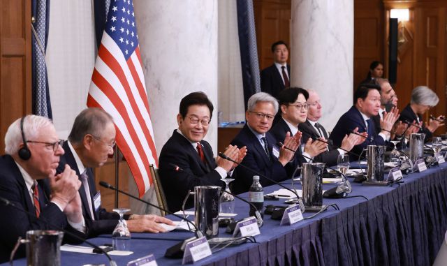 ▲이재명 대통령이 25일(현지시간) 미국 워싱턴DC 윌라드 호텔에서 열린 한미 비즈니스 라운드 테이블에서 류진 한국경제인협회 회장의 발언 뒤 박수치고 있다. ⓒ연합뉴스