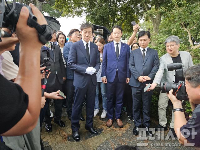 ▲26일 조국 조국혁신당 혁신정책연구원장이 전두환 비석을 밟으면 "윤석열이 이렇게 되리라 믿어 의심치 않는다"고 말하고 있다.2025.08.26ⓒ프레시안(김보현)