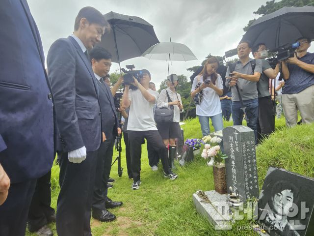 ▲26일 조국 조국혁신당 혁신정책연구원장이 광주 북구 5·18 민주묘지 구묘역에 자리한 이한열 열사의 묘역을 참배하고 있다.2025.08.26ⓒ프레시안(김보현)