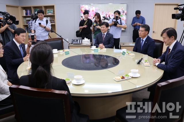 ▲27일 전남 담양군청에서 열린 차담회에 조국 조국혁신당 혁신정책연구원장과 정철원 군수 등 관계자들이 참석했다.2025.08.27ⓒ프레시안(김보현)