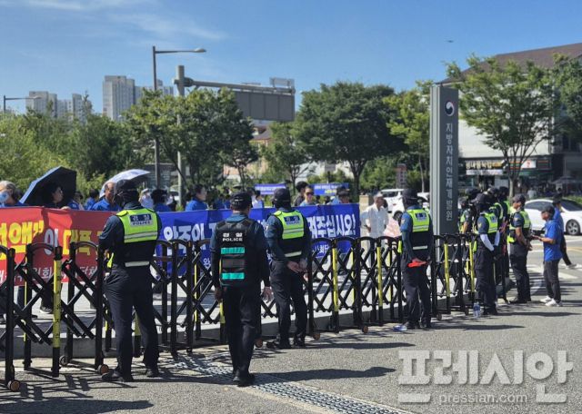 ▲3일 전북 완주군 이서면 지방자치인재개발원 앞에서 전주·완주 행정통합을 둘러싼 찬반 단체가 각각 집회를 열자 경찰이 안전 펜스를 설치해 대치하고 있다. 이날 집회는 양측의 격렬한 충돌 없이 마무리됐다. ⓒ프레시안(양승수)