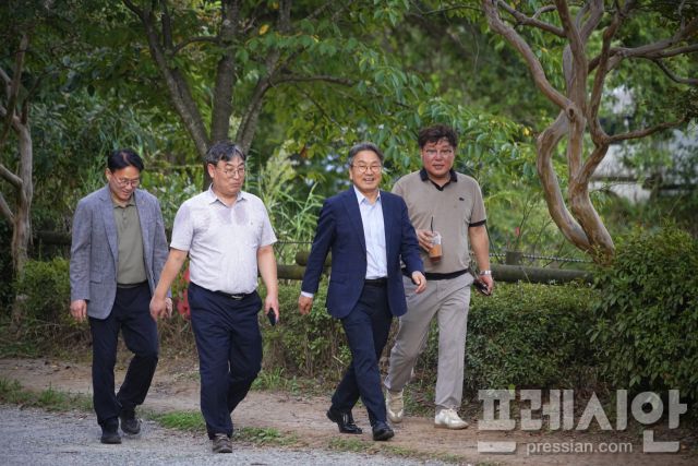 ▲강기정 광주시장이 명품 호수공원 조성 및 국가도시공원 비전 선포식 참석 후 풍암호수를 걷고 있다.2025.8.21ⓒ광주광역시