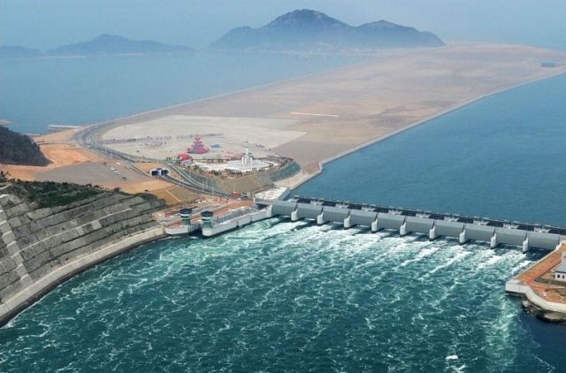 ▲1991년 11월 첫 삽을 뜬 단군 이래 최대 국책사업인 새만금사업의 지나온 세월은 각종 논란과 시비와 굴곡의 역사로 점철돼 있다. 요동치는 곡절의 굽이굽이마다 발주처인 정부보다 오히려 전북도민들의 애가 타 속이 숯덩이였다. ⓒ새만금개발청