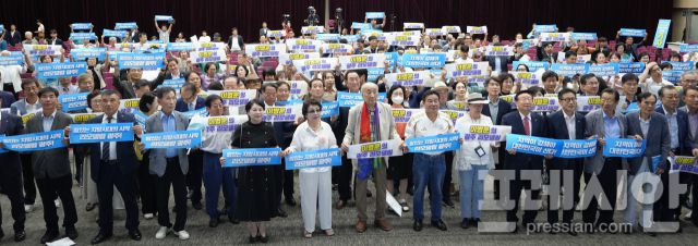 ▲6일 광주 서구 김대중컨벤션센터에서 열린 이병훈 더불어민주당 호남발전특별위원회 수석부위원장 출판기념토크콘서트에서 참석자들이 기념사진을 찍고 있다.2025.09.06ⓒ프레시안(김보현)