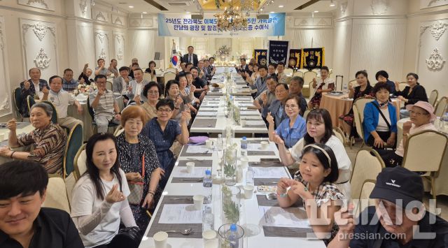 ▲행사 참석자들이 손가락 하트를 만들며 단체 기념 촬영을 하고 있다. ⓒ프레시안