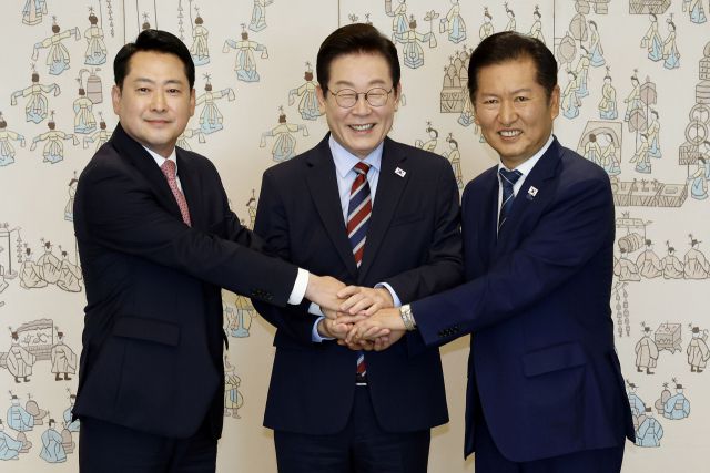 ▲이재명 대통령이 8일 용산 대통령실에서 여야 지도부 오찬 회동에 참석한 더불어민주당 정청래 대표, 국민의힘 장동혁 대표와 기념촬영을 하고 있다. ⓒ연합뉴스