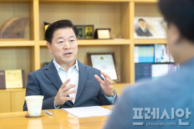 ▲<프레시안>과 인터뷰를 진행 중인 박승원 광명시장. ⓒ광명시