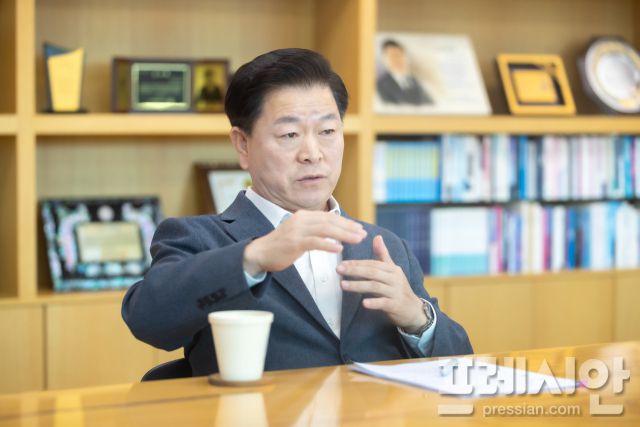 ▲<프레시안>과 인터뷰를 진행 중인 박승원 광명시장. ⓒ광명시