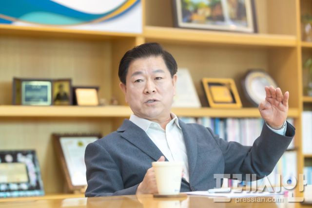 ▲<프레시안>과 인터뷰를 진행 중인 박승원 광명시장. ⓒ광명시