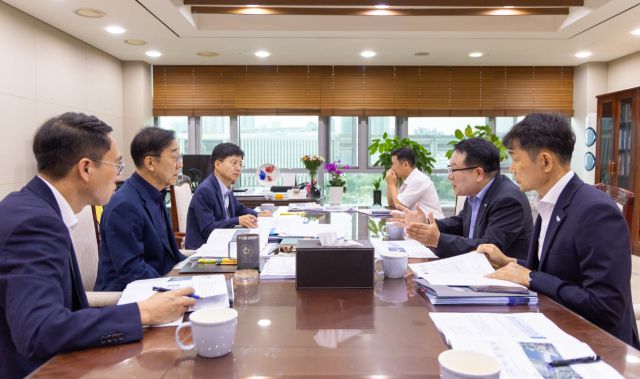 ▲정헌율 익산시장(사진의 우측에서 두번째)은 이날 정부세종청사 국토교통부를 방문해 김윤덕 국토부 장관(좌측의 두번째)에게 '익산 3대 핵심 철도 인프라 사업'의 시급성과 국가계획 반영 필요성을 설명하고 정부 차원의 전폭적인 지원을 요청했다. ⓒ익산시