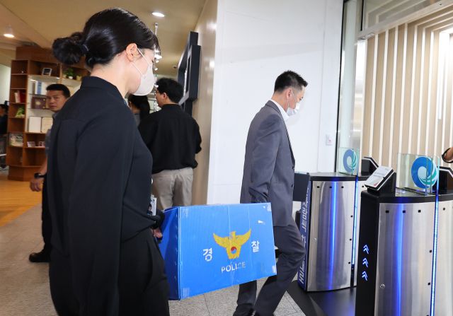 ▲9일 인천경찰청 반부패경제범죄수사대 수사관들이 인천시청 압수수색을 마친 뒤 압수품을 들고 이동하고 있다. ⓒ연합뉴스