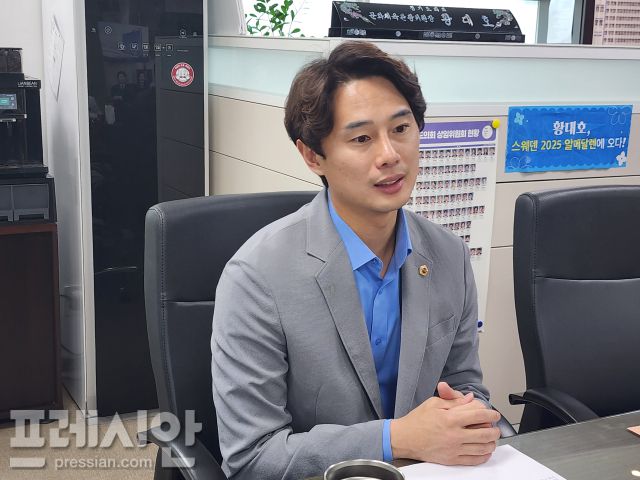 ▲<프레시안>과 인터뷰를 진행 중인 황대호 경기도의회 문화체육관광위원회 위원장. ⓒ프레시안(전승표)