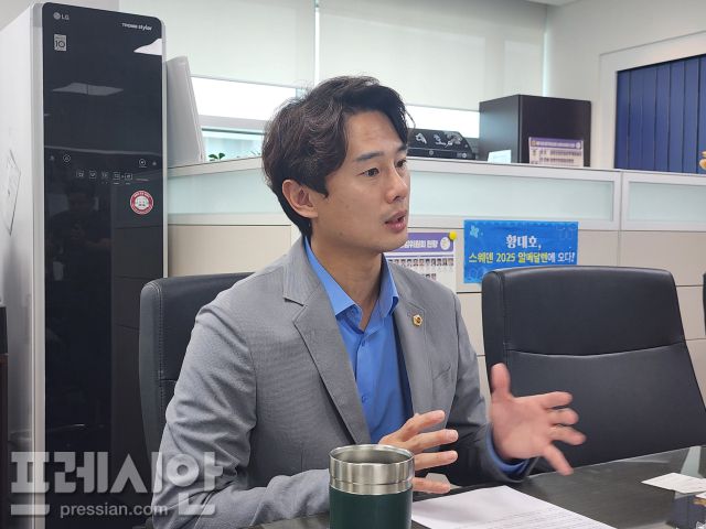 ▲<프레시안>과 인터뷰를 진행 중인 황대호 경기도의회 문화체육관광위원회 위원장. ⓒ프레시안(전승표)