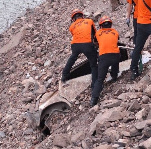 ▲강원 강릉시 오봉저수지 저수율이 연일 역대 최저치를 기록하면서 바닥을 드러내는 가운데 지난 9월3일 20여년 전 수해로 매몰된 차량이 발견됐다.사진은 지난 3일 강릉 오봉저수지서 발견된 차량. ⓒ연합뉴스