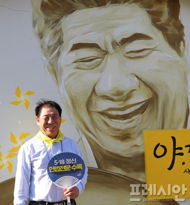 ▲31일 경남 김해 봉하마을에서 열린 2025봉하음악회에서 김용태 전 노무현재단 광주지역위원회 시민학교장이 웃고 있다.2025.08.31ⓒ김용태 전 노무현시민학교장