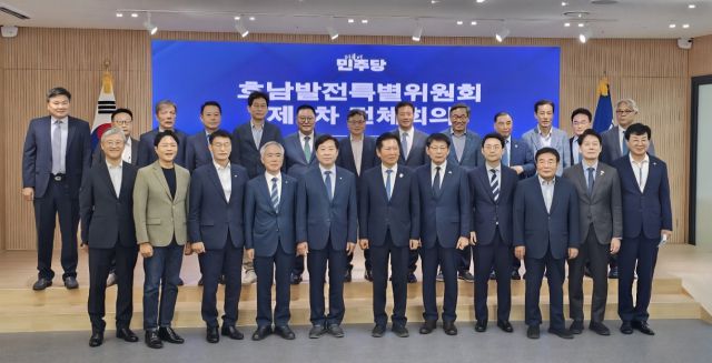 ▲16일 전북 전주 더불어민주당 전북도당에서 열린 호남발전특별위원회 제1차 전체 회의에 참석한 정청래 대표와 서삼석 위원장, 황명선 최고위원 등 민주당 지도부와 특위 위원들이 기념촬영을 하고 있다. ⓒ프레시안