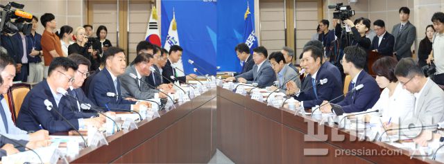 ▲16일 전북도청 종합상황실에서 열린 ‘더불어민주당-전북특별자치도 예산정책협의회’에서 정청래 당 대표와 김관영 도지사를 비롯한 민주당 지도부와 전북도 관계자들이 예산·현안 대응 방안을 논의하고 있다. ⓒ전북특별자치도