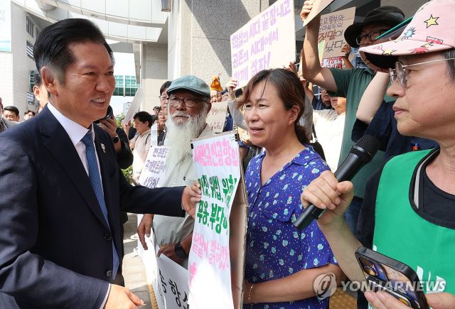 ▲ '새만금신공항백지화 공동행동'은 이날 전북도청 앞에서 기자회견을 갖고 "새만금 신공항은 조류충돌 위험이 무안공항보다 650배 높다"며 "김관영 지사와 정치인들은 사기극을 멈추고 항소를 포기하라"고 주장했다. ⓒ연합뉴스