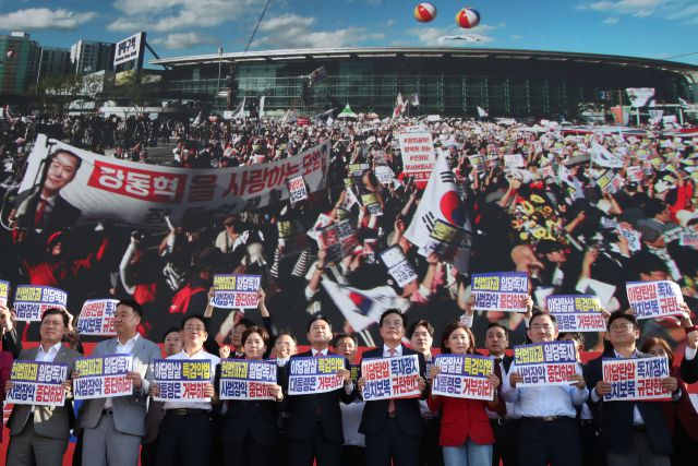 ▲국민의힘 장동혁 대표와 송언석 원내대표 등 국민의힘 관계자들이 21일 대구 동구 동대구역 광장에서 열린 '야당탄압·독재정치 국민 규탄대회'에 참가해 여당 규탄 피켓을 들고 있다. ⓒ연합뉴스