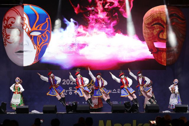 ▲2025 안동국제탈춤페스티벌 아홉째 날 주빈국인 이탈리아의 날 행사가 중앙선 1942 메인무대에서 열려 베네치아의 화려한 가면 문화와 하회탈이 어우러진 특별한 무대가 열린다. ⓒ 안동시