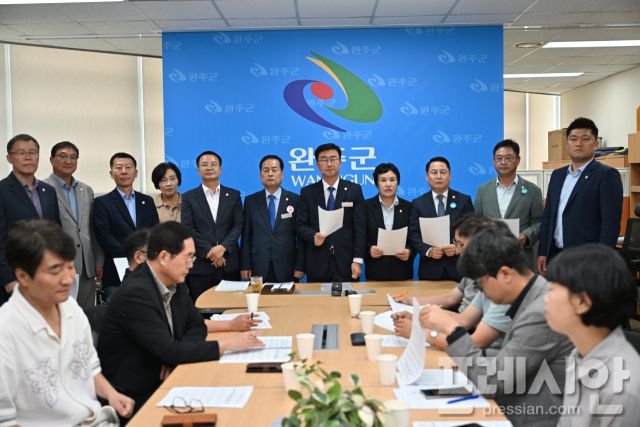 ▲완주군의회가 9월 29일 기자회견을 열고 완주·전주 행정통합 6자회담 결과에 대한 공식 입장을 발표하고 있다. ⓒ완주군의회