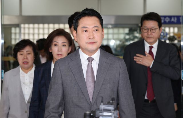 ▲국민의힘 장동혁 대표, 나경원, 신동욱 의원 등이 3일 영등포경찰서에서 이진숙 전 방통위원장 체포 항의를 한 뒤 나오고 있다. ⓒ연합뉴스