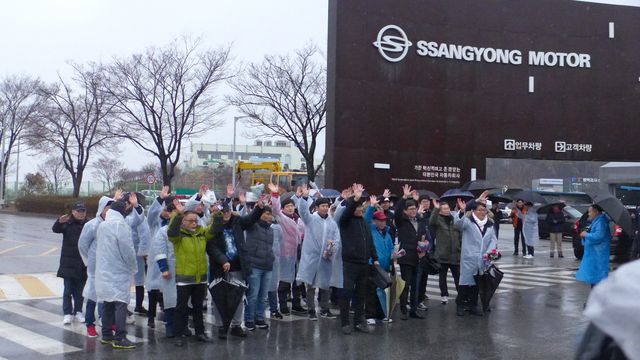 ▲2020년 10년 7개월만에 쌍용차의 마지막 해고노동자 46명의 복직이 이루어진 날. 첫 출근 뒤 공장 안에서 함께 해준 사람들에게 손을 흔들어보이는 쌍용차 노동자들. ⓒ프레시안(최용락)