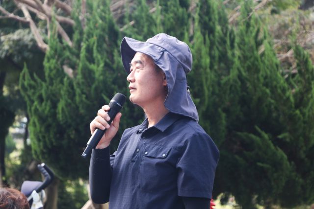 ▲27일 박삼원 광주교사노조위원장이 광주 북구 수곡동 망웡동 민족민주열사 묘역 벌초 행사에서 마이크를 잡고 발언하고 있다.2025.09.27ⓒ박삼원 위원장 페이스북
