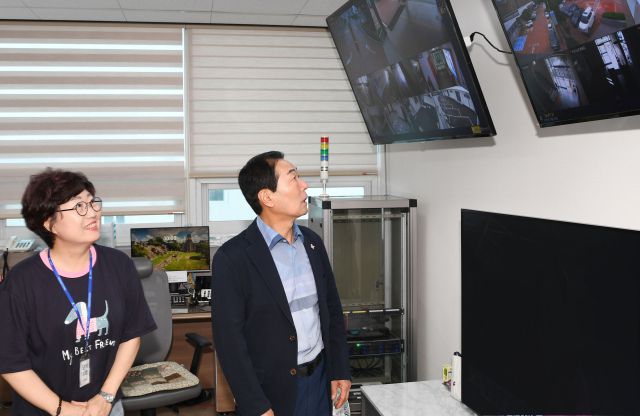 ▲성낙인 창녕군수(오른쪽)가 추석 명절 비상근무자를 격려하고 군민들의 안전과 편안한 명절을 당부했다. ⓒ창녕군