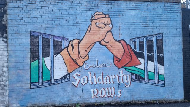 ▲ 가톨릭 지역에는 국제연대에 관한 벽화들이 많다. 위는 쿠르드족 혁명투사 오칼란 석방을 촉구하는 벽화. 아래는 팔레스타인과 북아일랜드 독립투사들의 연대를 그린 벽화. ⓒ손호철