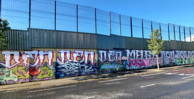 ▲ 가톨릭 지역과 신교도 지역을 나누는 경계선에 세운 벽에 그려진 벽화들 ⓒ손호철