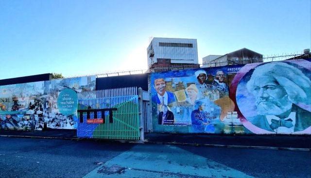 ▲ 가톨릭 지역에 들어가면 제일 먼저 나타나는 것이 자기들의 투쟁이 아니라 미국아프리카계의 투쟁에 대한 벽화다. ⓒ손호철