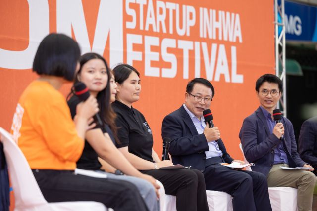 ▲정헌율 익산시장은 이날 청년창업가들과 창업 어려움과 보람은 물론 지역에서의 가능성에 대해 진솔한 이야기를 나눴다. ⓒ익산시