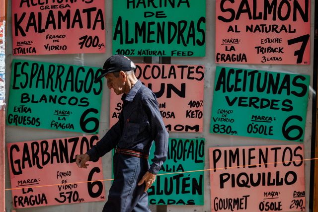 ▲지난 6월 베네수엘라 수도 카라카스에서, 미국 달러화로 물건 가격이 표시된 상점 표지판 앞을 한 노인이 걸어가고 있다. 베네수엘라는 9월말 기준 달러화 환율이 올 1월 대비 71% 폭등했고, 세계 최고 수준의 인플레이션을 겪었다. IMF는 베네수엘라가 2025년 연말까지 254%의 인플레이션율을 보일 것으로 전망했다. ⓒAFP=연합뉴스