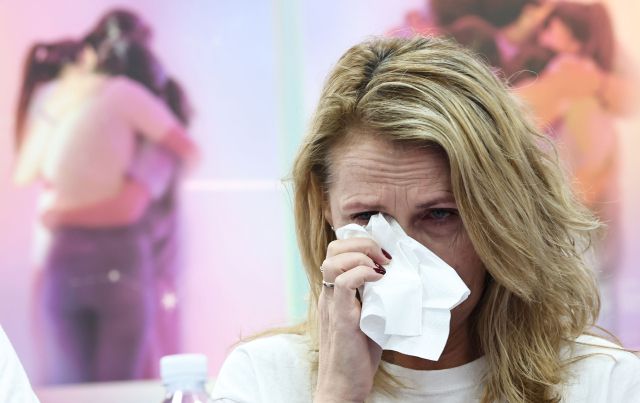 ▲28일 서울 종로구 별들의집에서 열린 10.29 이태원참사 외국인 유가족 기자간담회에서 노르웨이인 희생자 고 스티네 로아크밤 에벤센 씨의 어머니 수산나 로아크밤 씨가 눈물을 닦고 있다. ⓒ연합뉴스