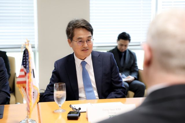 ▲김동연 경기도지사가 글로벌 반도체기업 엑셀리스 사 관계자들과 대화를 나누고 있다. ⓒ경기도