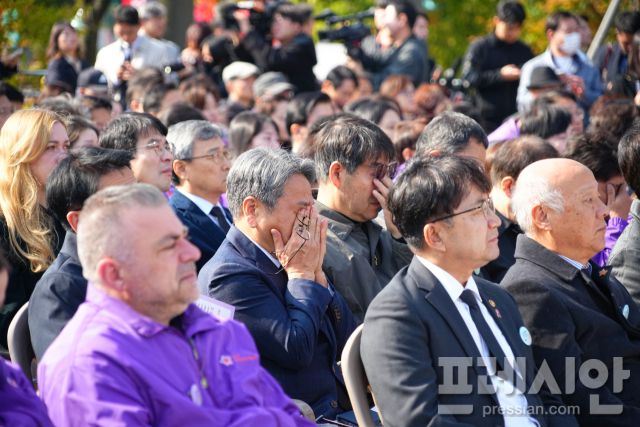 ▲강기정 광주광역시장이 이태원 참사 3주기를 맞아 29일 서울에서 열린 '10·29 이태원참사 3주기 기억식에 참석해 희생자들을 추모하며 얼굴을 감싸고 있다. 2025.10.29 ⓒ광주광역시