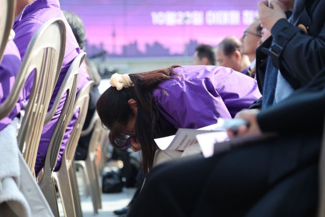 ▲29일 서울 광화문광장에서 열린 10.29 이태원 참사 3주기 기억식에서 유가족들이 눈물을 흘리고 있다. ⓒ연합뉴스