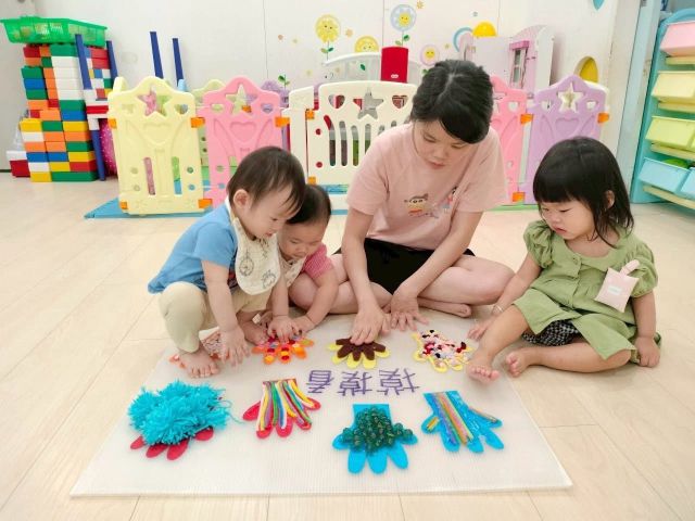 ▲ 어린이집에서 선생님, 친구들과 놀고 있는 아들. 누가 제일 한국 사람처럼 보일지 궁금하다. ⓒ필자