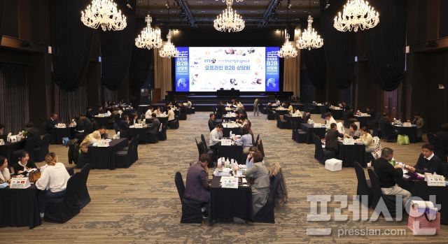 ▲전주월드컵경기장에서 열린 국제발효식품엑스포 B2B 수출상담회 전경. 15개국 52개 해외 바이어와 도내 58개 기업이 참여해 활발한 수출 상담을 진행하고 있다. ⓒ전북도