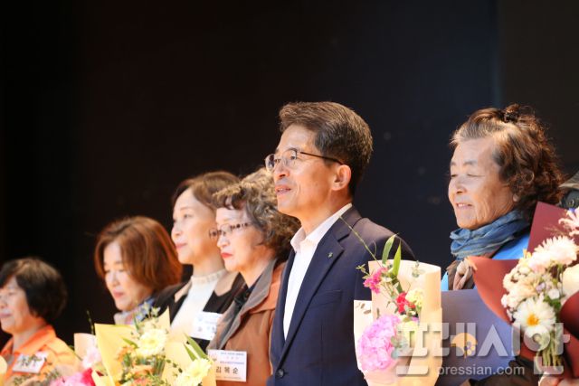 ▲여성단체 유공자 표창을 받은 회원들과 기념촬영하는 유정근 영주시장 권한대행.ⓒ프레시안(최홍식)