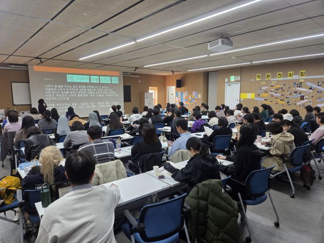 ▲토론회는 나무에서 잊지 못할 추억을 만든 이용자와 종사자, 나무를 응원하는 시민 80여 명이 참가해 강당을 가득 채웠다. 이들은 3시간가량 이어진 발제 내용을 하나도 놓치지 않으려는 듯 고요함을 유지했다. 그러면서도 휴식 시간에는 "돌봄이 중요한데 갈수록 줄어든다"며 곳곳에서 탄식을 쏟아냈다. ⓒ프레시안(박상혁)