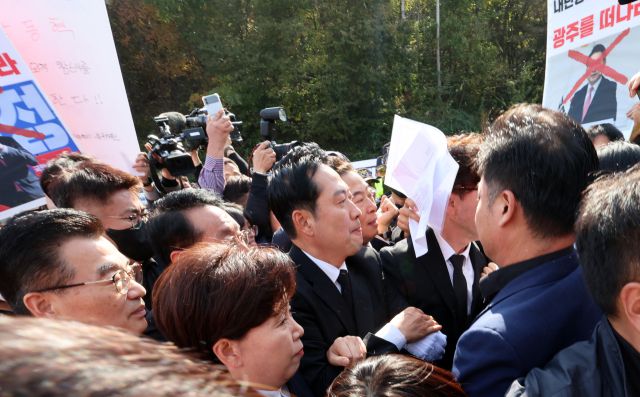 ▲국민의힘 장동혁 대표가 6일 오후 광주 북구 국립5·18민주묘지에서 참배를 시도하고 있다. ⓒ연합뉴스